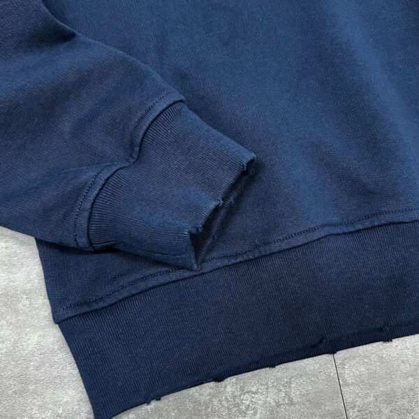 Crewneck sweatshirt cuff detail
