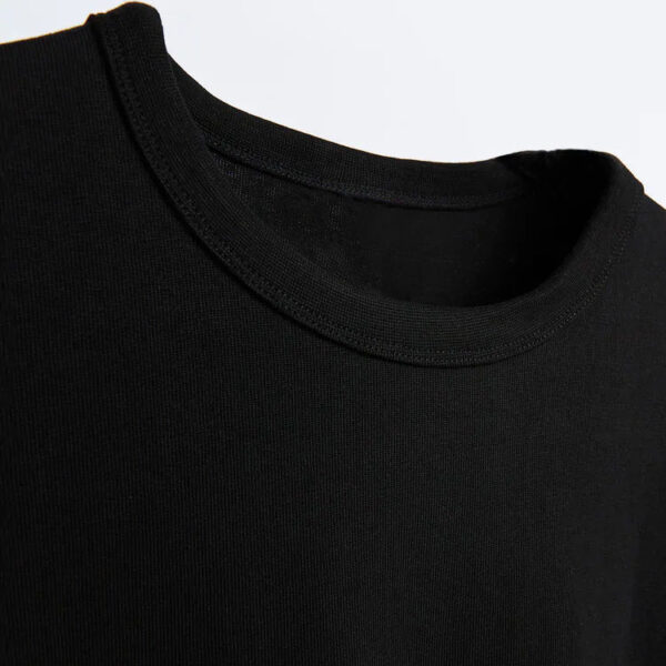 Ribbed crew neck collar detail